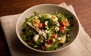 Ensalada de arúgula con alcachofas, aceitunas y feta Recipe Image