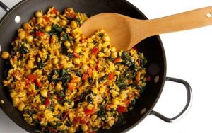 Paella de arroz integral con garbanzos Recipe Image