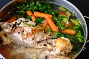 Caldo de huesos de pollo o pavo Recipe Image