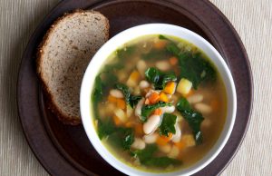 Sopa de acelgas y frijoles blancos Recipe Image