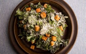 Ensalada César de col rizada Recipe Image