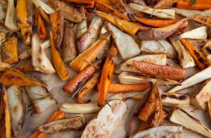 Papas y vegetales rostizados con aderezo de yogur tipo Ranch Recipe Image