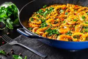 Paella de arroz de coliflor con camarones Recipe Image