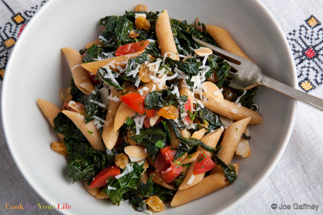 Pasta picante con col rizada (kale) y almendras Image
