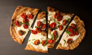 Pizza margarita a la parrilla Recipe Image