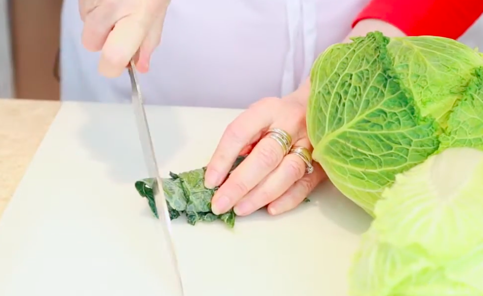 Aprenda a cortar verduras de hoja gruesa como un chef: chiffonade Image