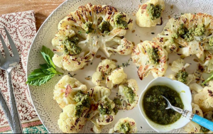 Filetes de coliflor asados con pesto de semillas de girasol Recipe Image